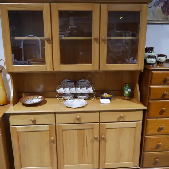 Hutch dresser