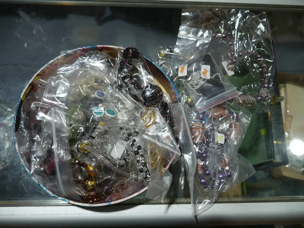 Assorted jewellery Image 1++