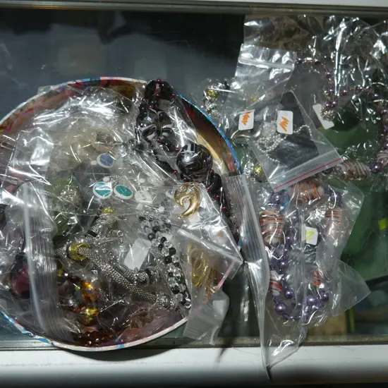 Assorted jewellery