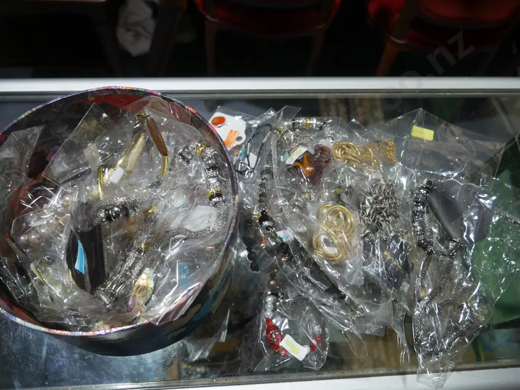 Assorted jewellery Image 1++