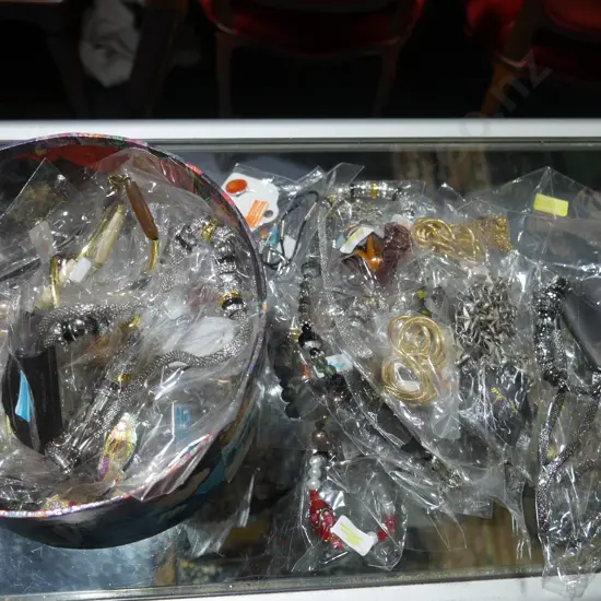 Assorted jewellery