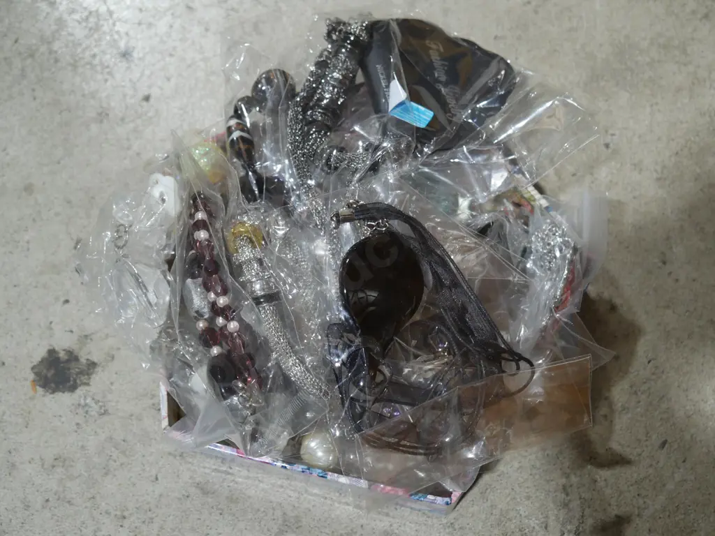 Assorted jewellery Image 1++