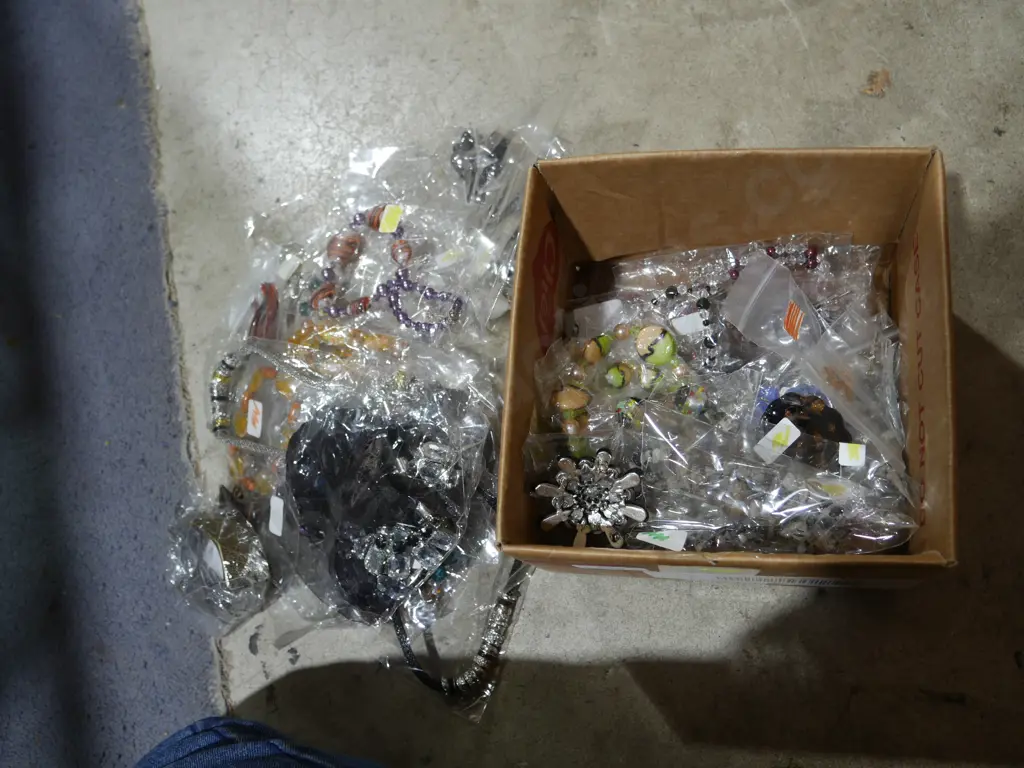 Assorted jewellery Image 1++
