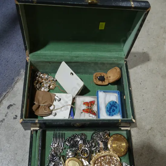 Assorted jewellery