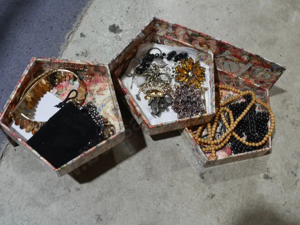 Assorted jewellery Image 1++