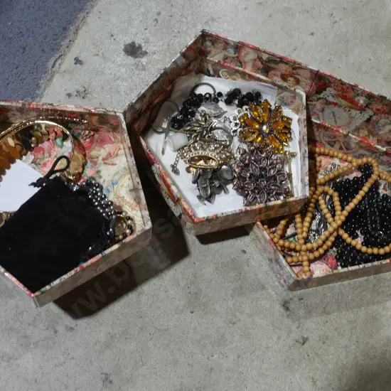 Assorted jewellery