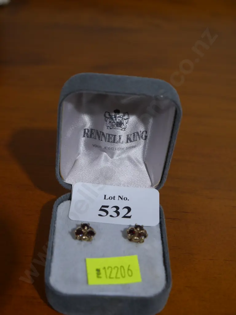 9 carat gold and garnet earrings Image 1++