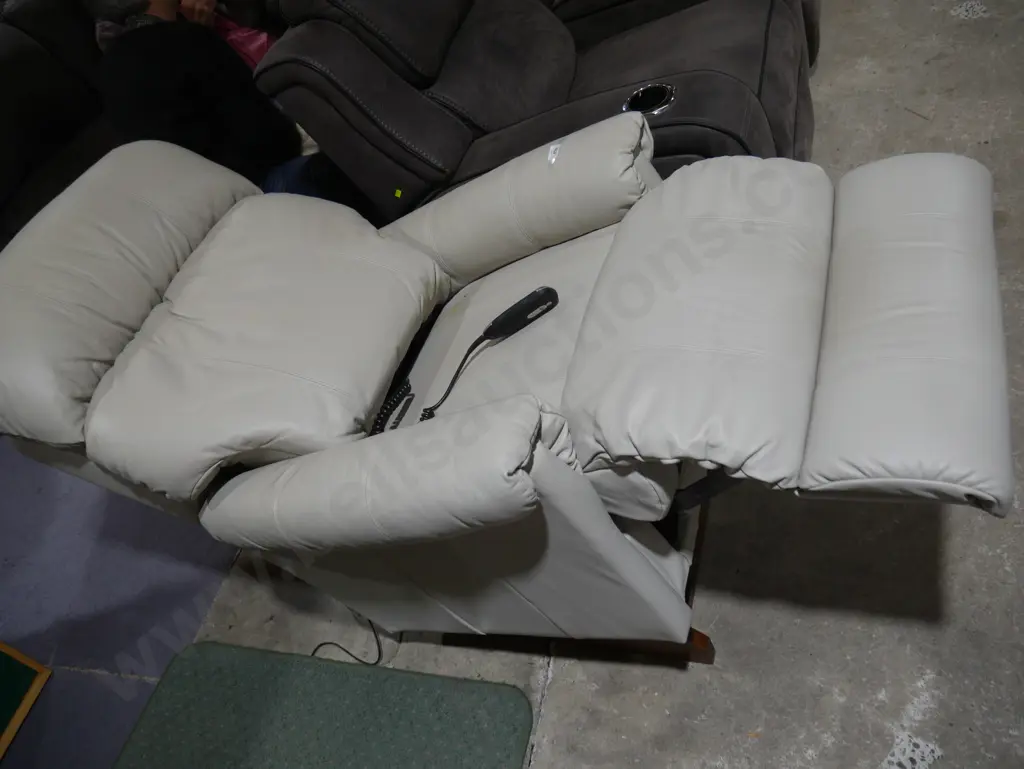 Lazboy electric armchair Image 1++