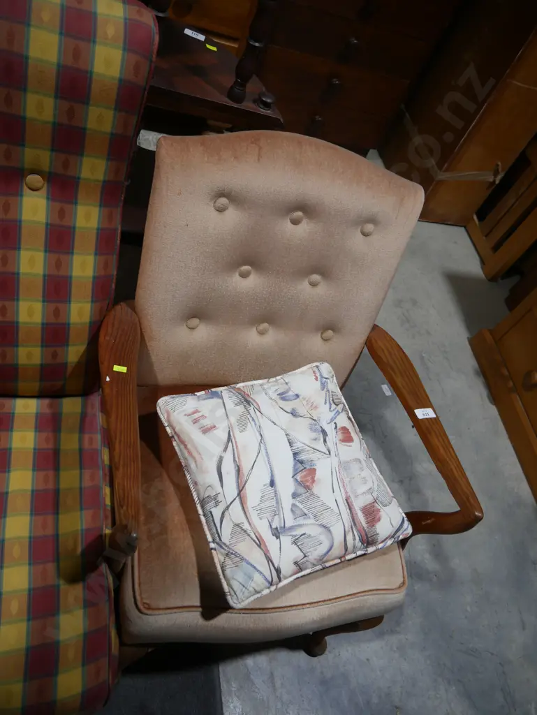 Elbow chair Image 1++