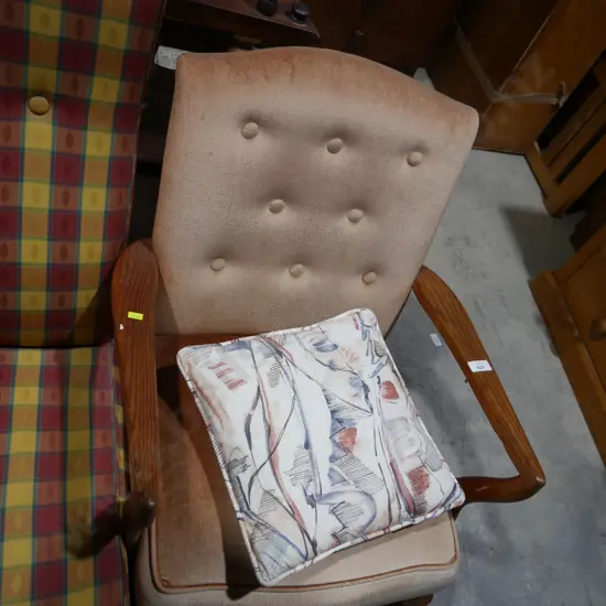 Elbow chair