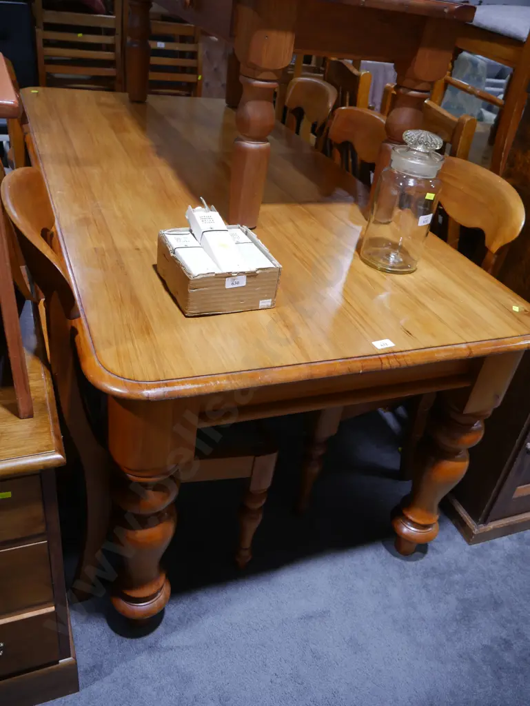 Dining table and six chairs Image 1++