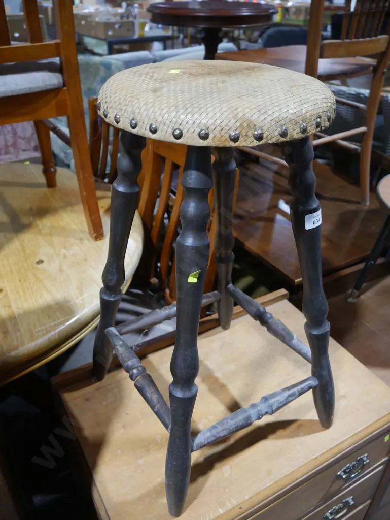 Stool Image 1++