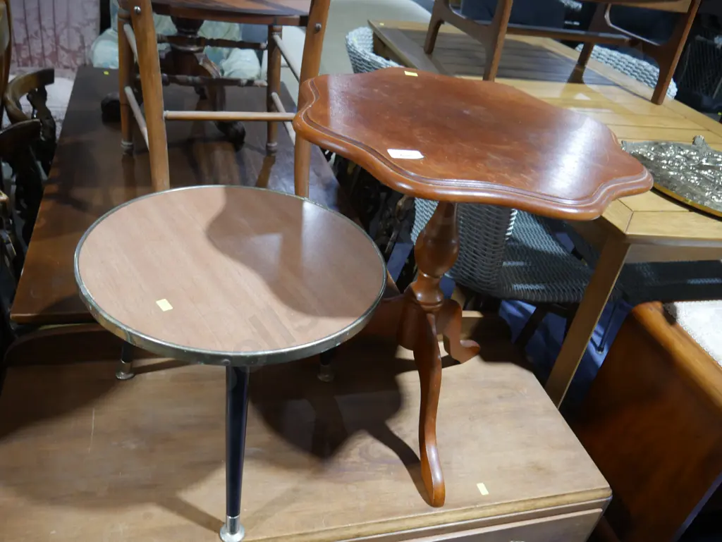 2 side tables Image 1++