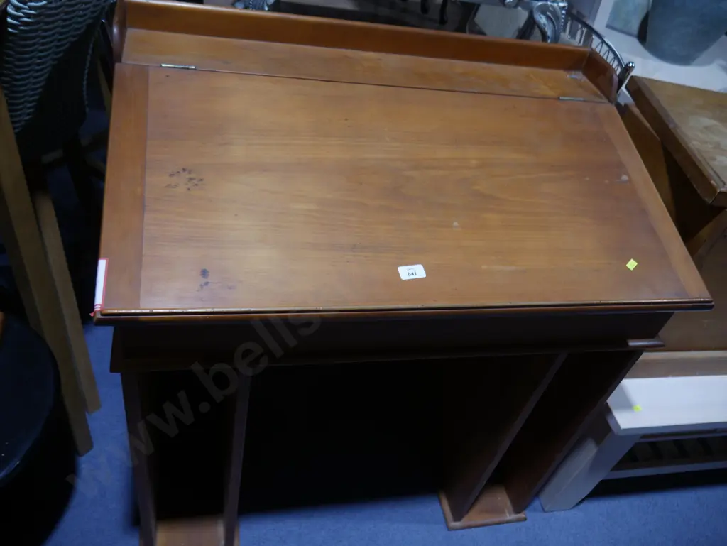 Slope top desk Image 1++