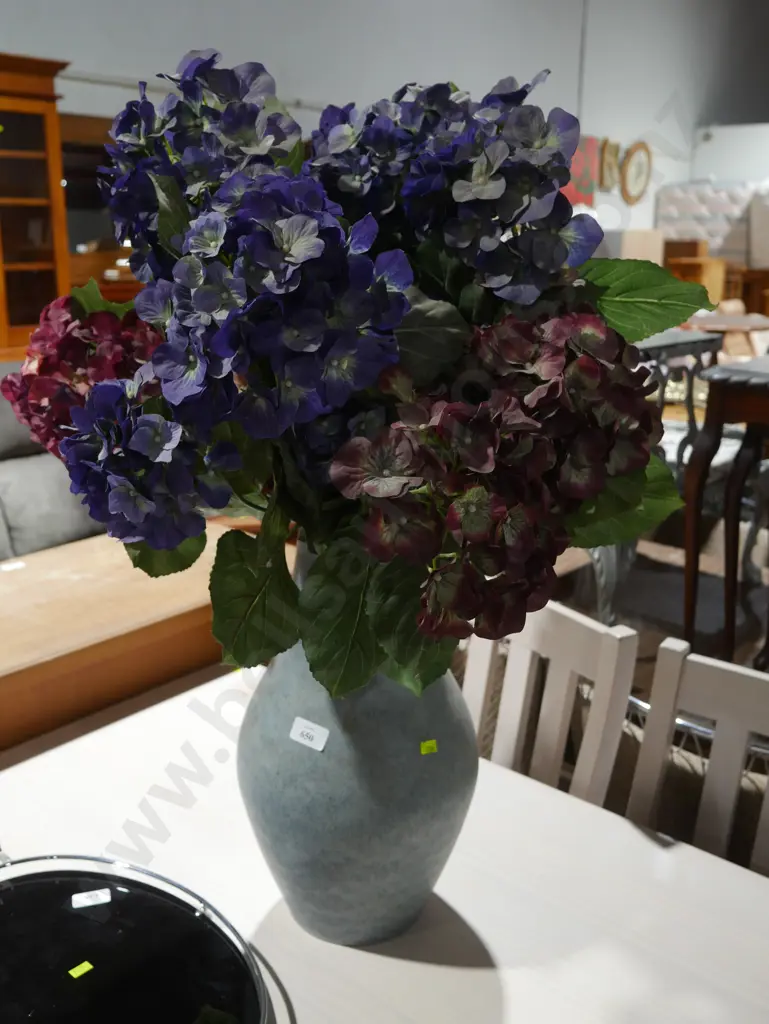 Vase and artificial flowers Image 1++