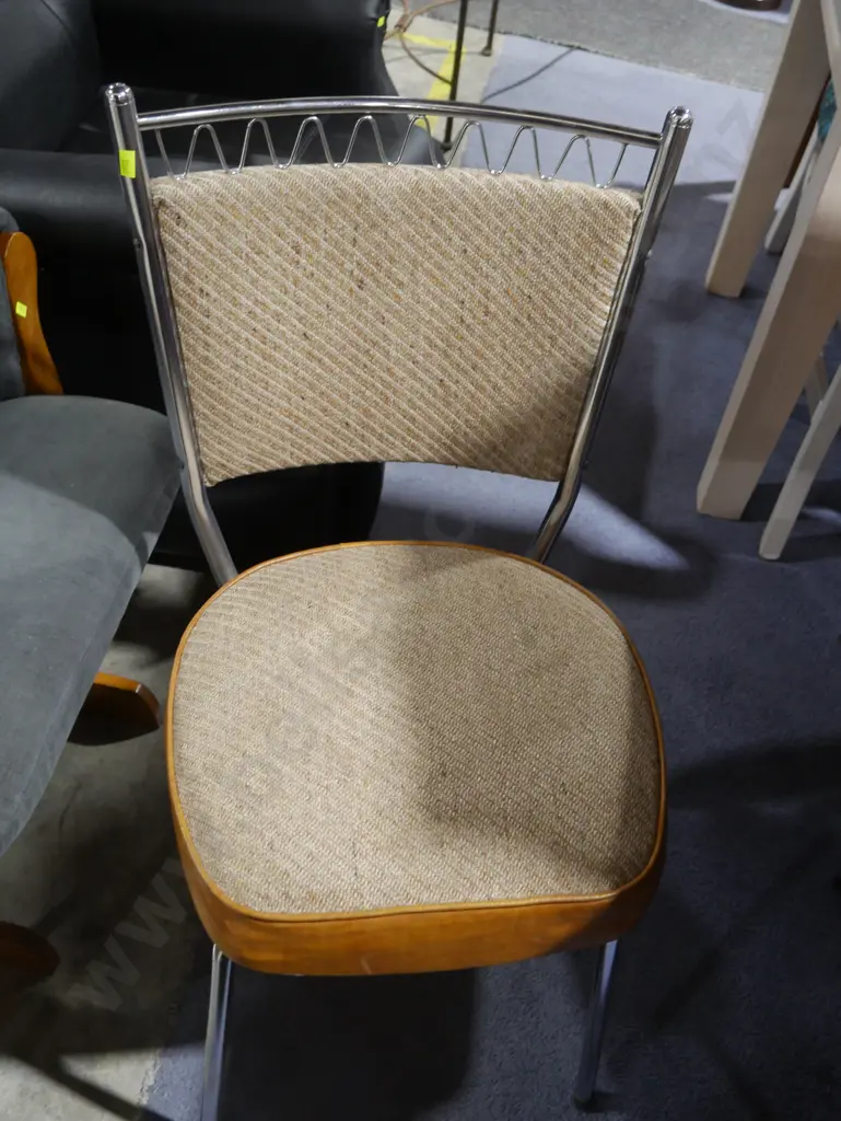 Formica top dining table and four chairs Image 1++