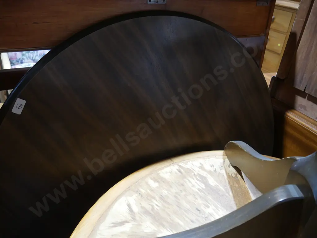 Round dining table Image 1++
