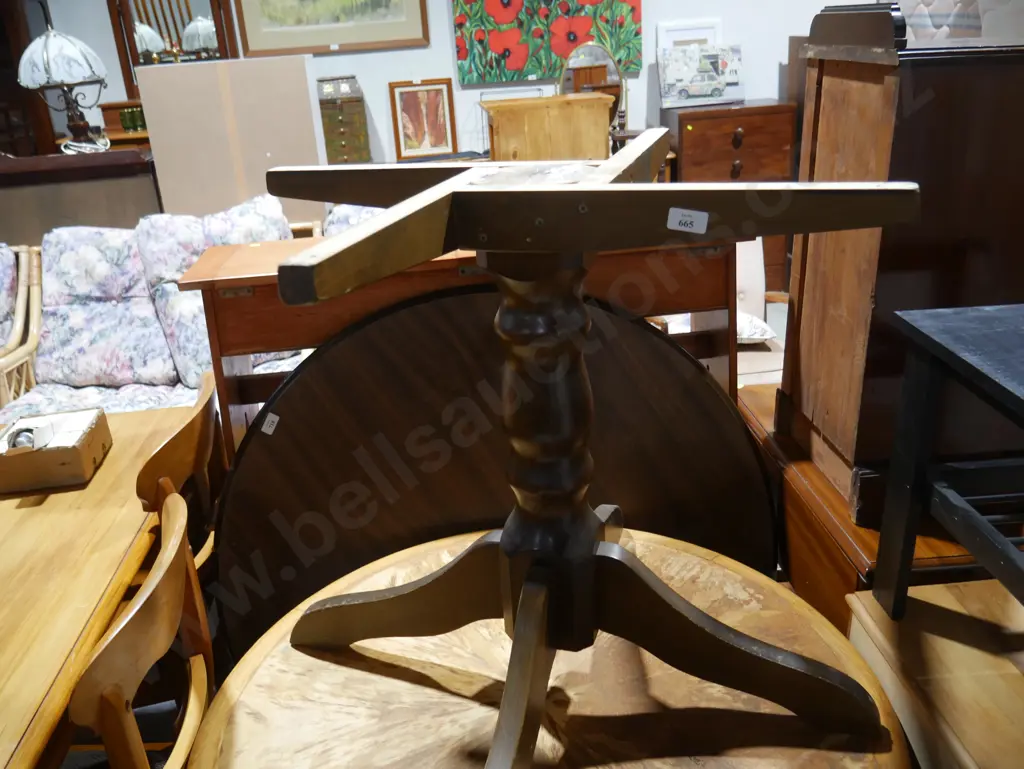 Round dining table Image 1++
