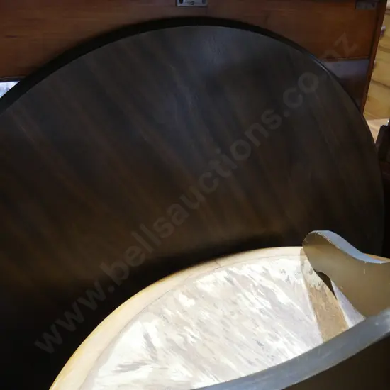 Round dining table