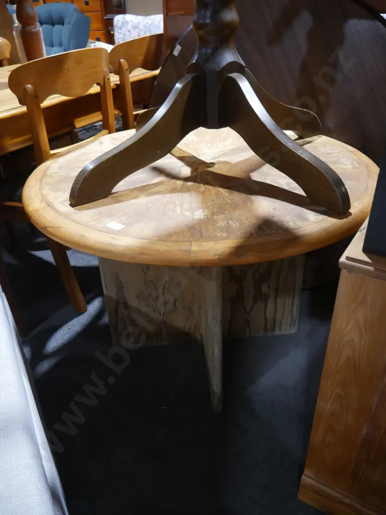 Round table Image 1++