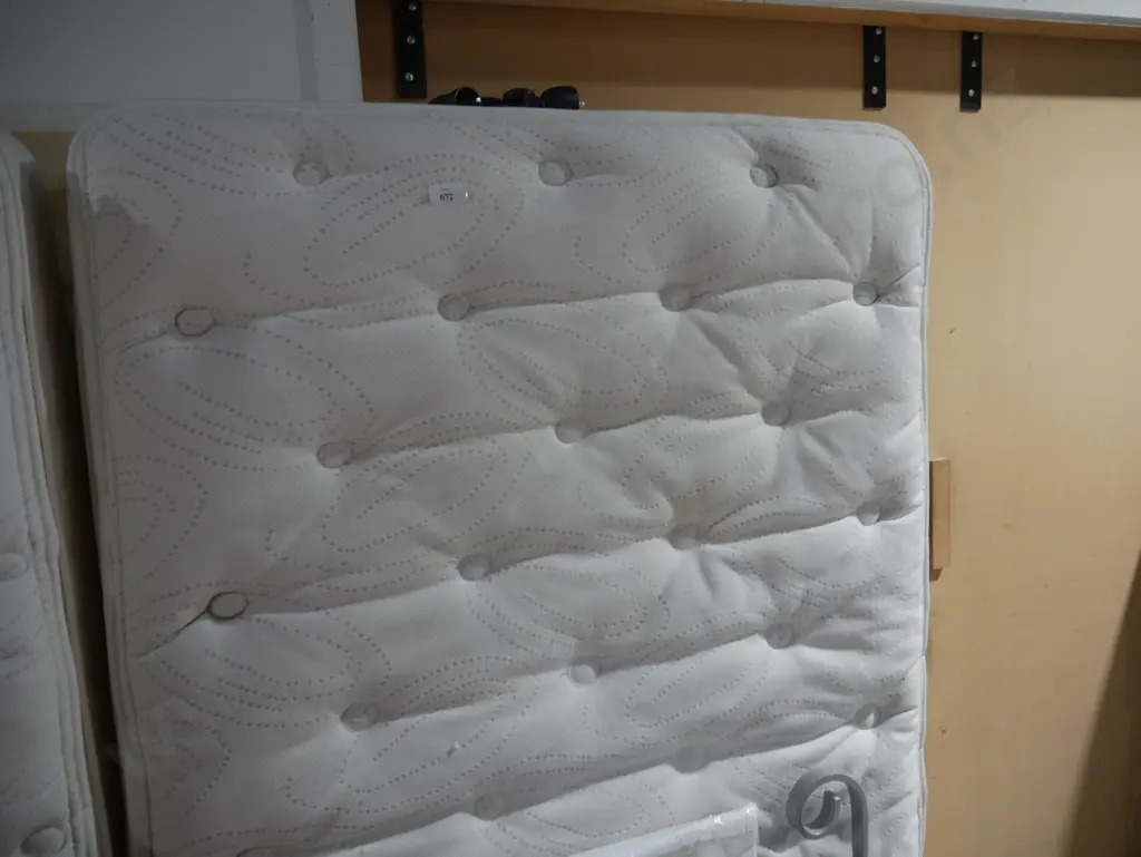 Single base mattress and headboard Image 1++