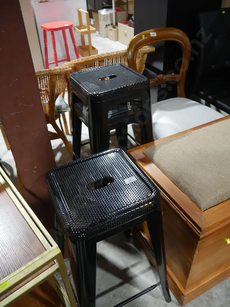 3 black bar stools Image 1++