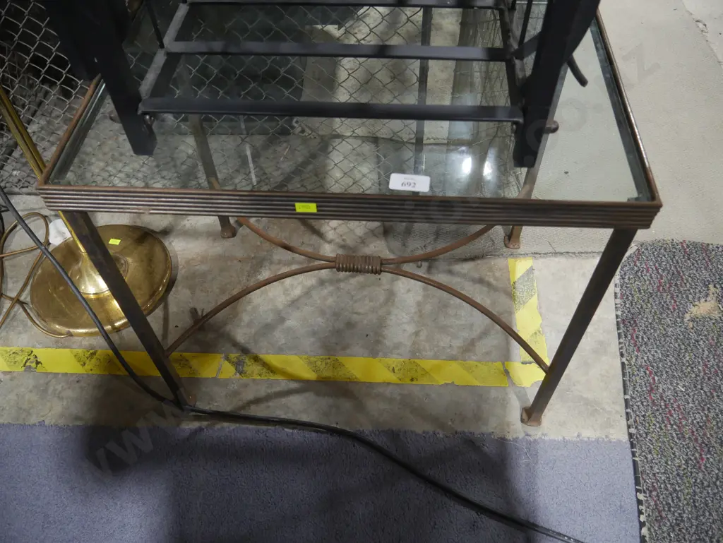 Glass top side table Image 1++