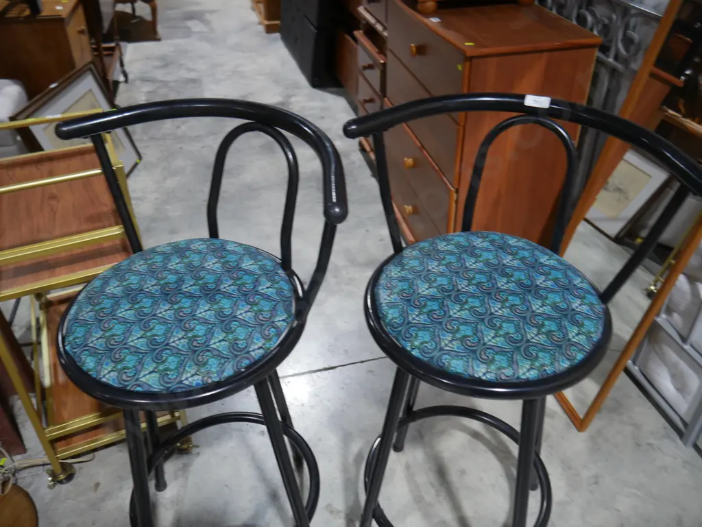 2 bar stools Image 1++
