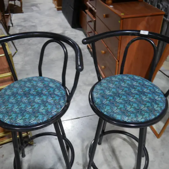 2 bar stools