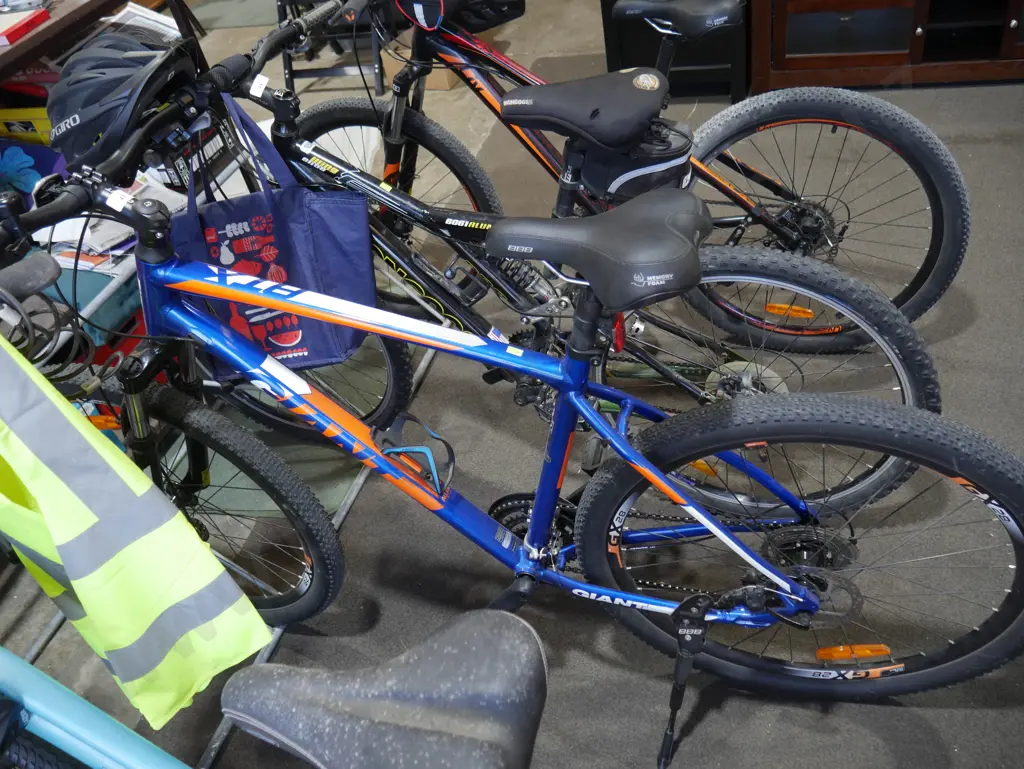 Men's Giant mountain bike Image 1++