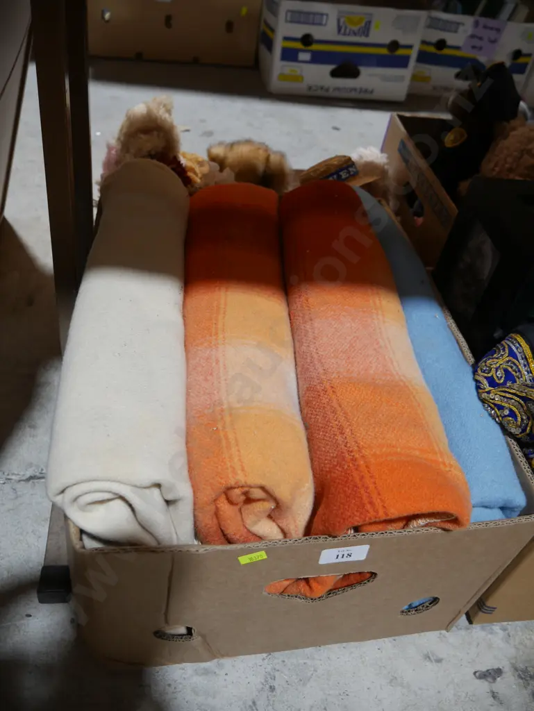 Box of woollen blankets Image 1++