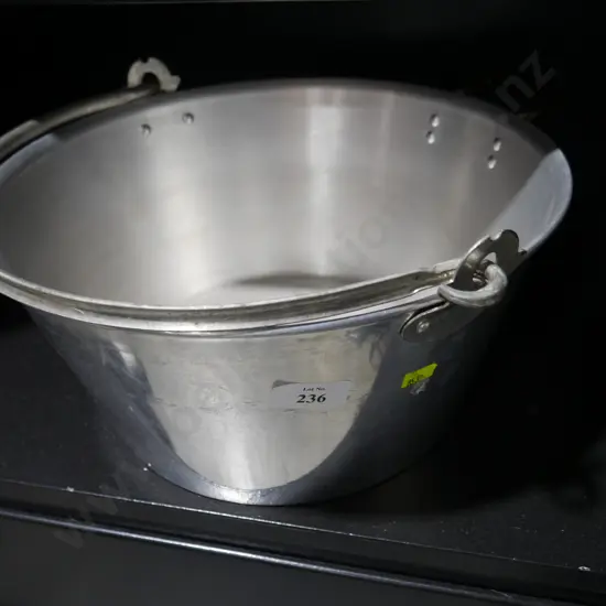 Tin bucket