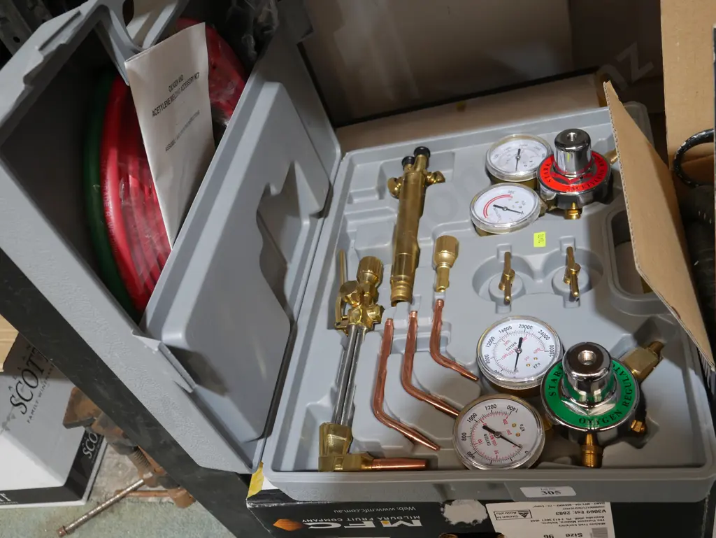 Oxygen in acetylene welding accessory kit Image 1++