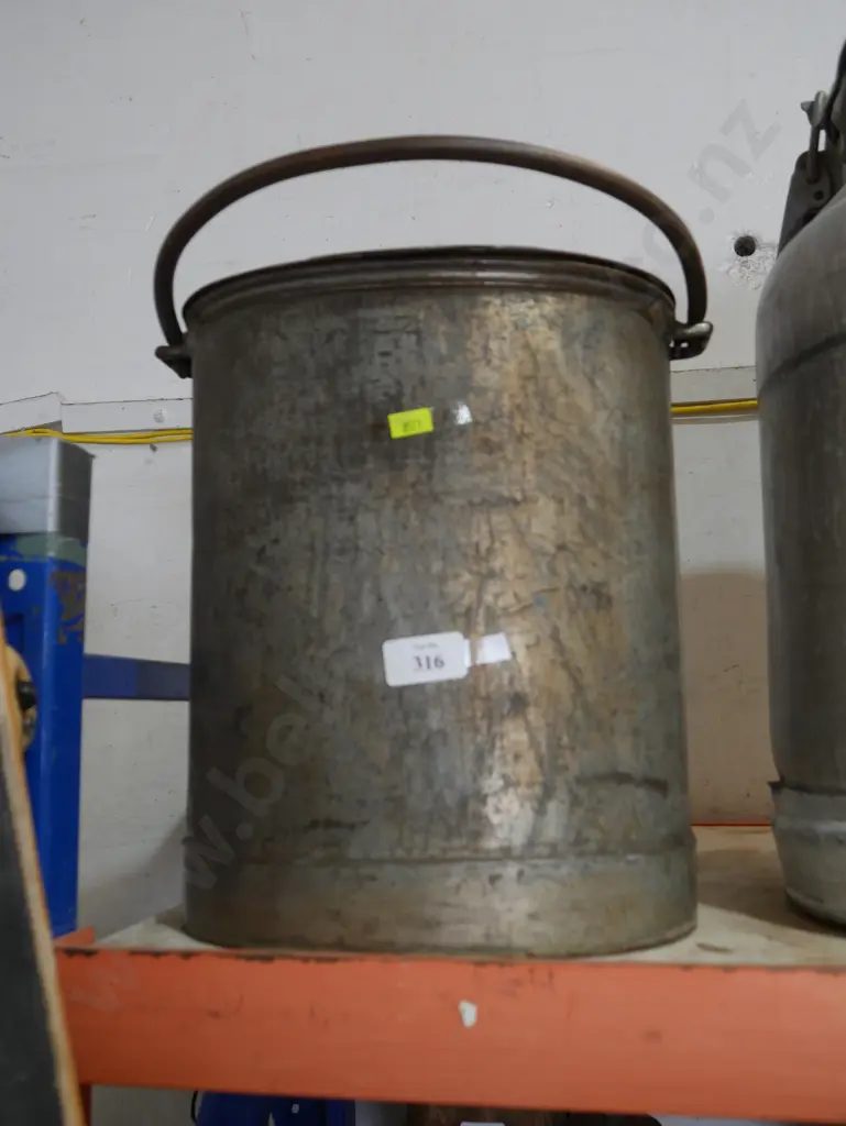 Lidded bucket Image 1++