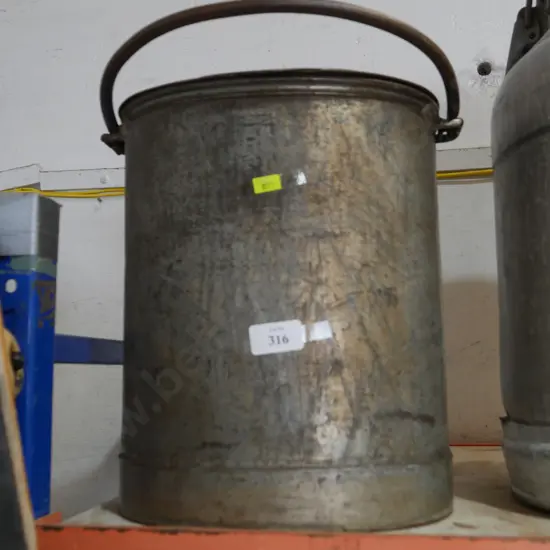 Lidded bucket
