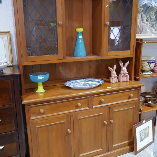 Hutch dresser