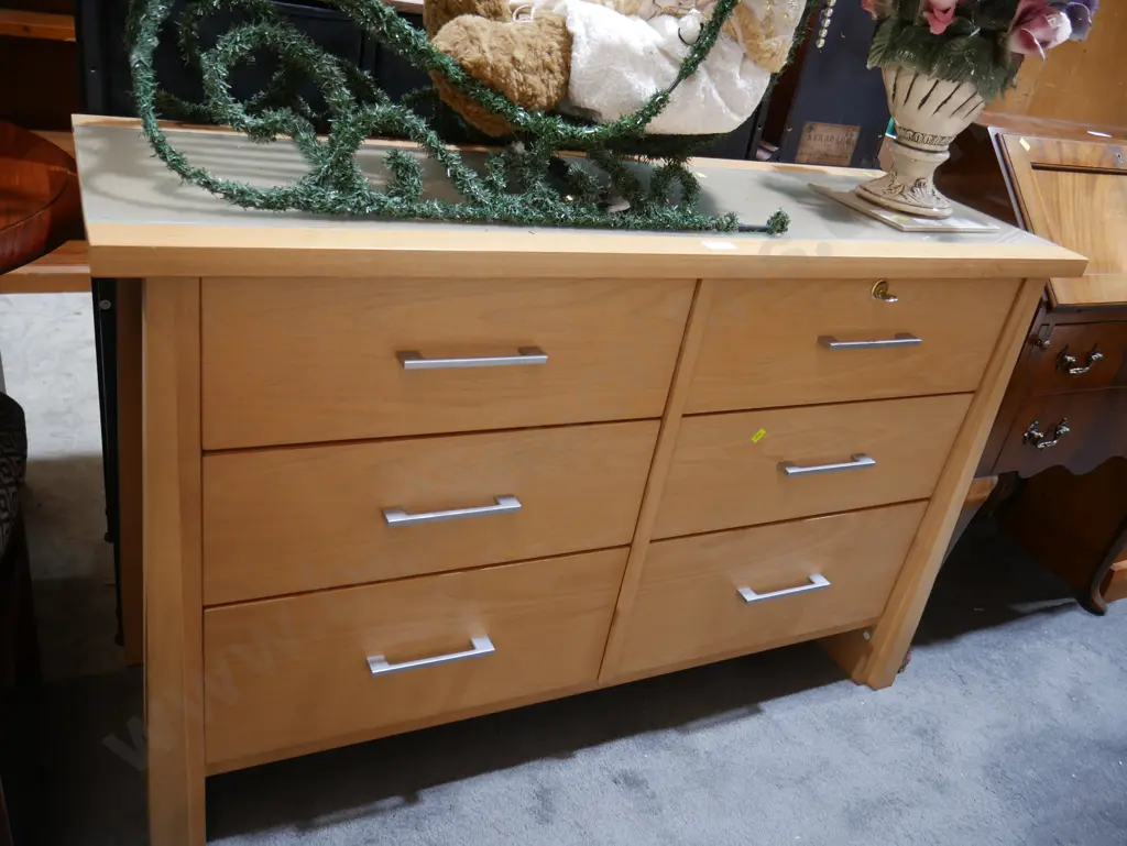 Sideboard Image 1++