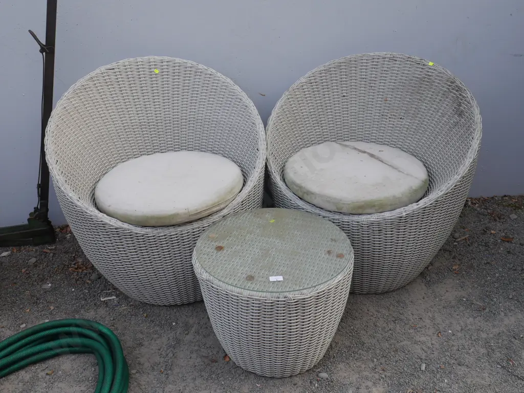 Cane outdoor setting Image 1++