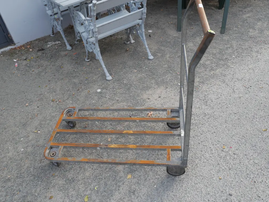 Four wheel trolley Image 1++