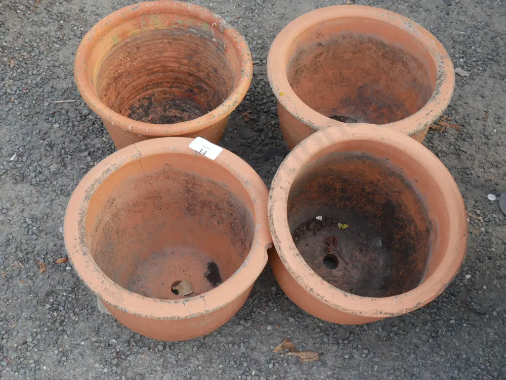 4 terracotta plant pots Image 1++