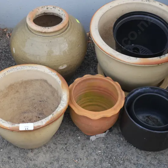 7 assorted plant pots