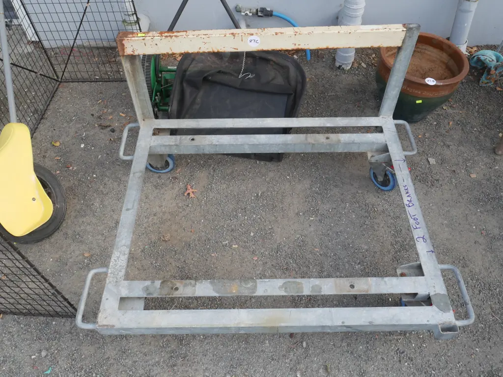 4 wheel trolley Image 1++