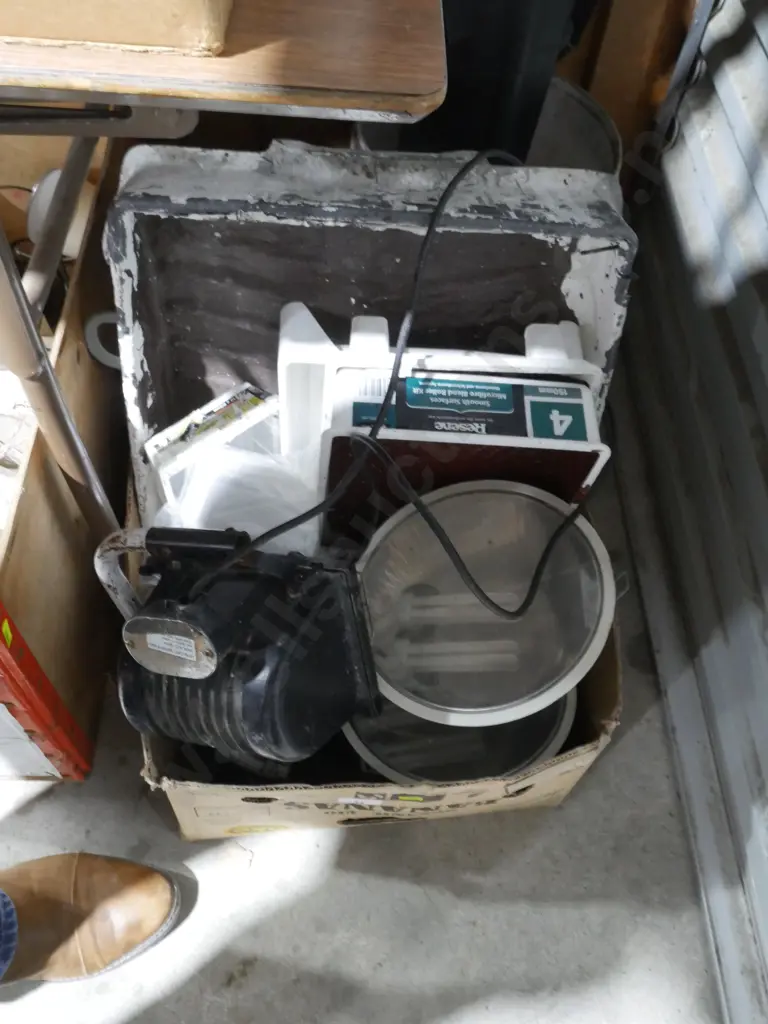 Work lights, paint trays Image 1++