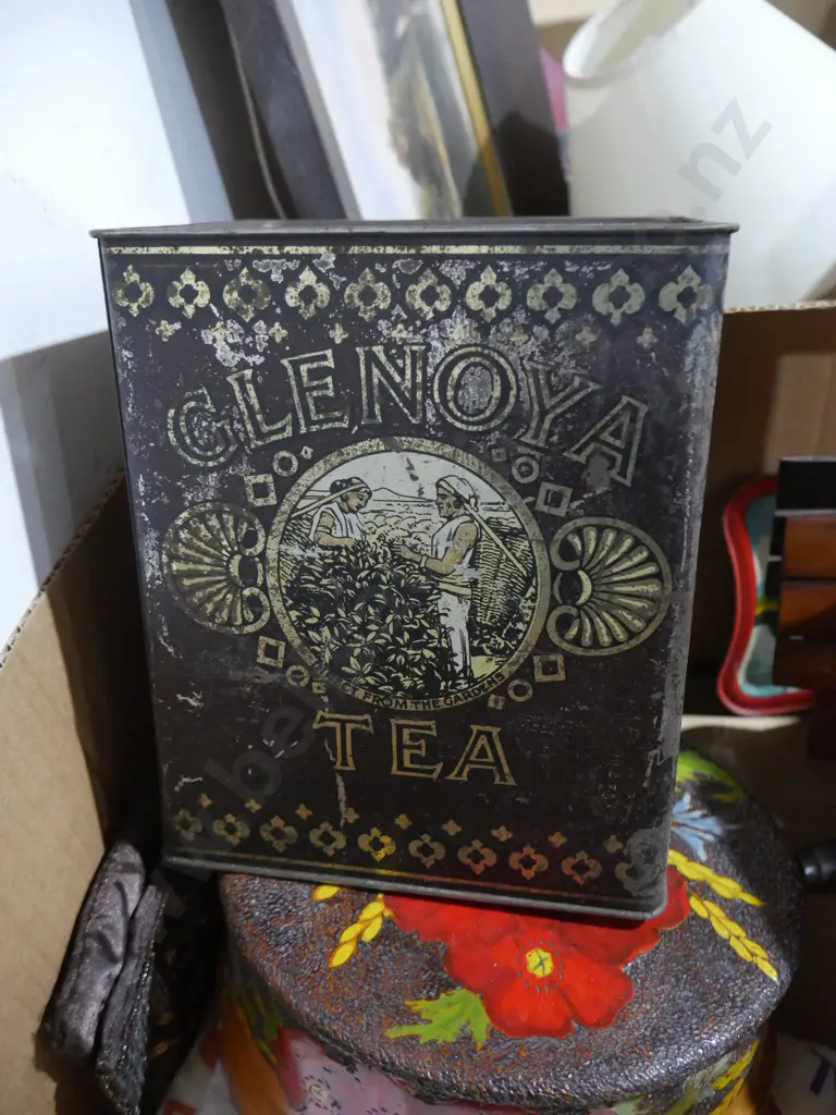 Old tin, scales etc Image 1++
