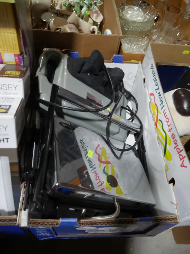 Sandwich press and massager Image 1++