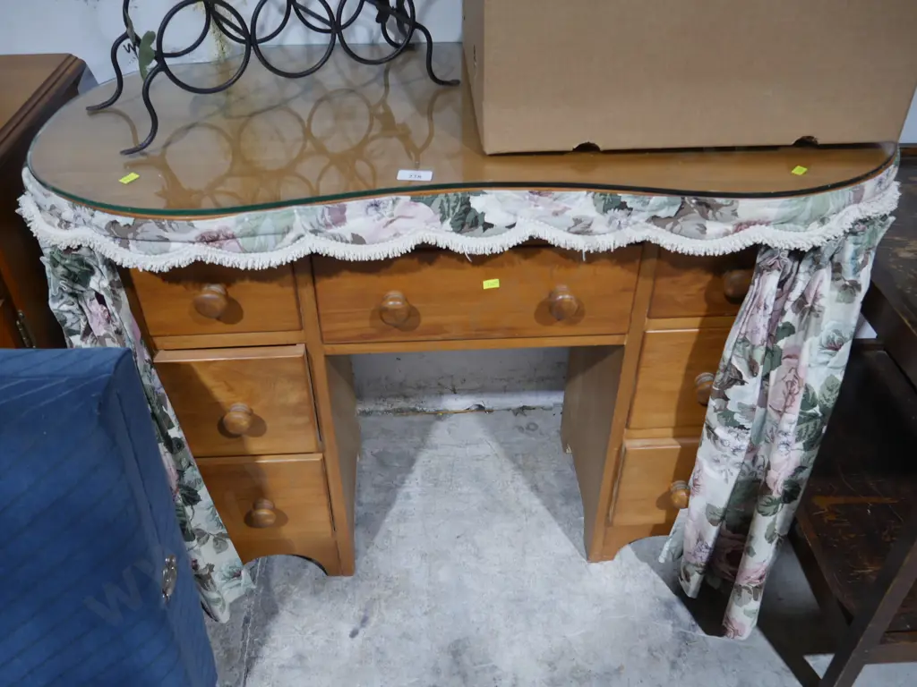 Kidney shaped dresser Image 1++