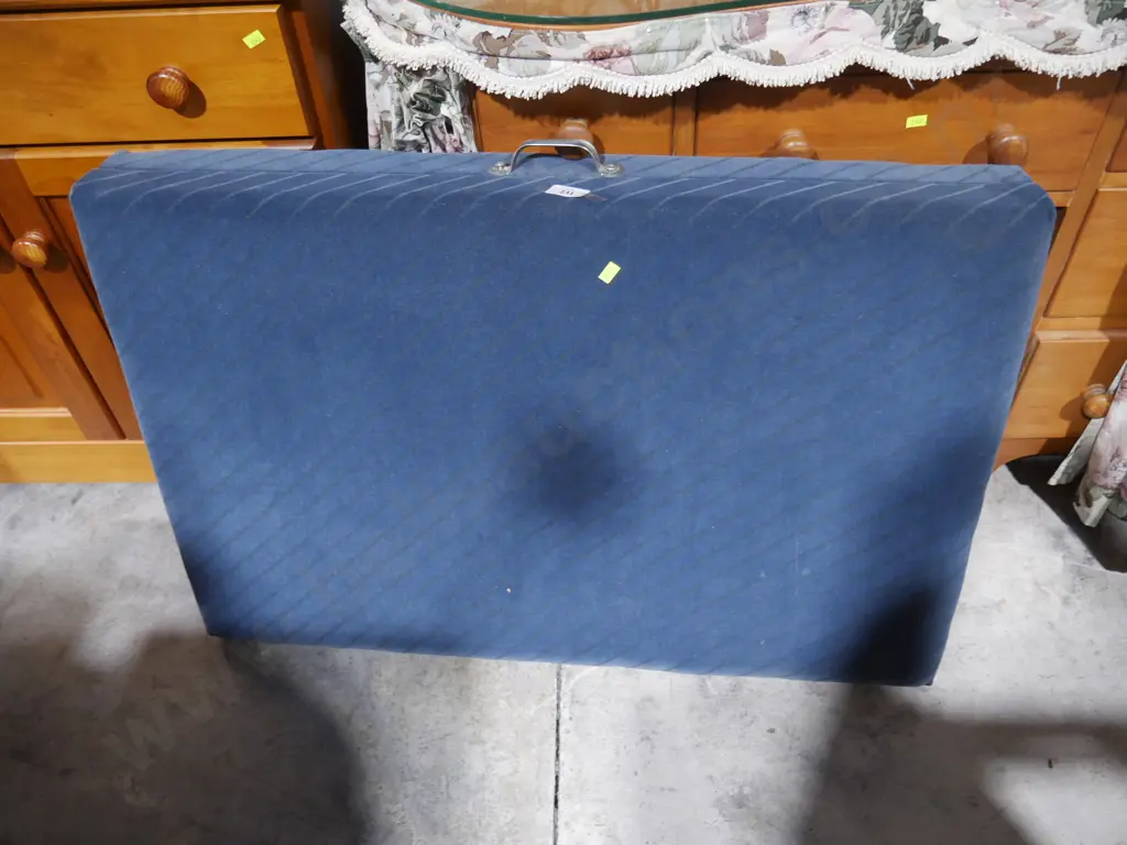 Massage table Image 1++