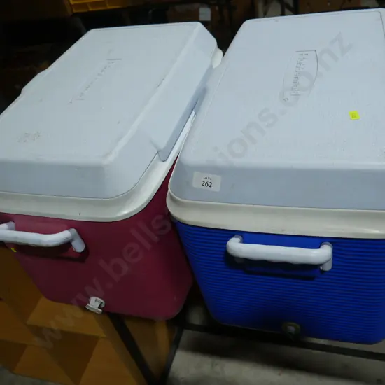2 rubbermaid chilly bins