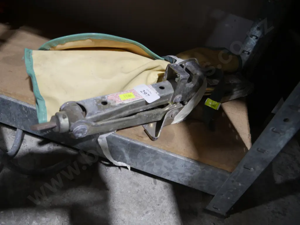 Scissor Jack Image 1++