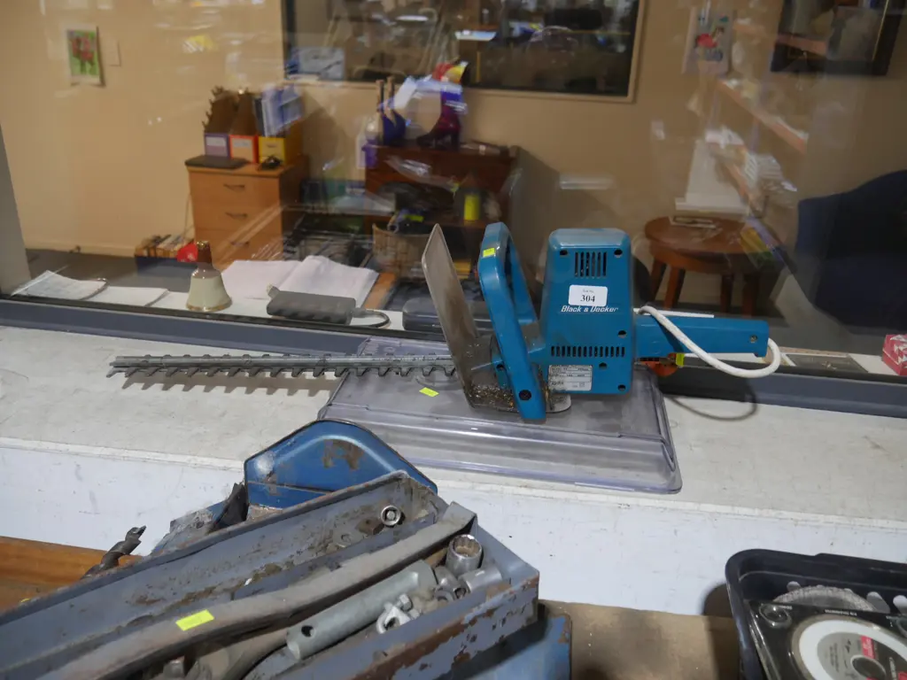 Black & Decker hedge trimmer Image 1++